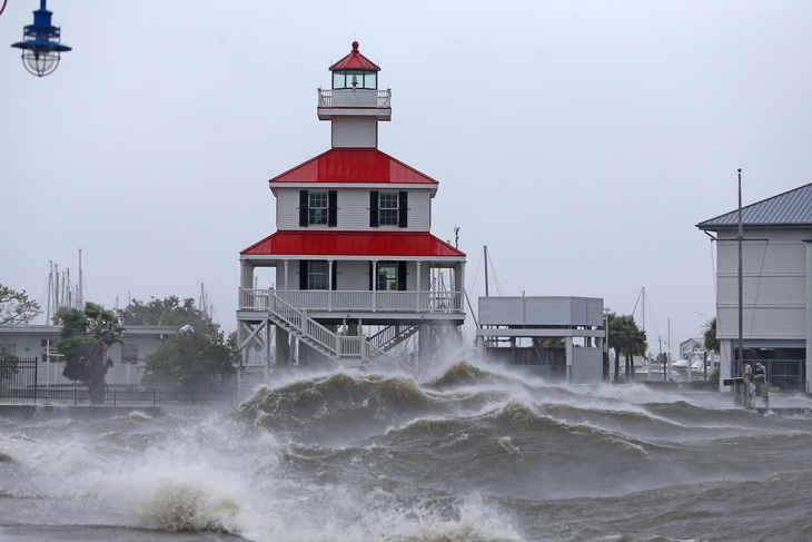 Bão Ida nhấn chìm bờ biển bang Louisiana - Ảnh 1.