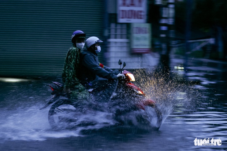 Mưa lớn đang bao phủ toàn TP.HCM, dự báo còn mưa nhiều ngày tới - Ảnh 7.