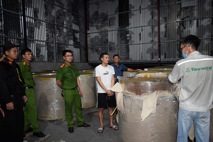 Lật tẩy đường dây xuất lậu sang Trung Quốc hàng nghìn tấn quặng ‘đội lốt’ giấy cuộn - Ảnh 2.