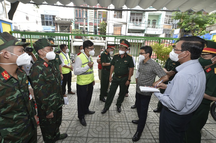 Phó thủ tướng Vũ Đức Đam yêu cầu tập trung khám, cấp thuốc điều trị cho F0 tại nhà - Ảnh 1.