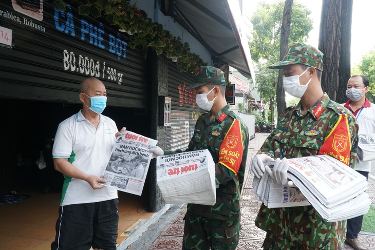 TP.HCM phát báo đến 312 xã, phường: Quà an sinh tinh thần trong đợt giãn cách - Ảnh 5.