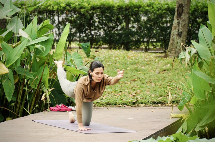 Huấn luyện viên yoga hỗ trợ online để bệnh nhân COVID-19 biết cách thở đúng - Ảnh 3.