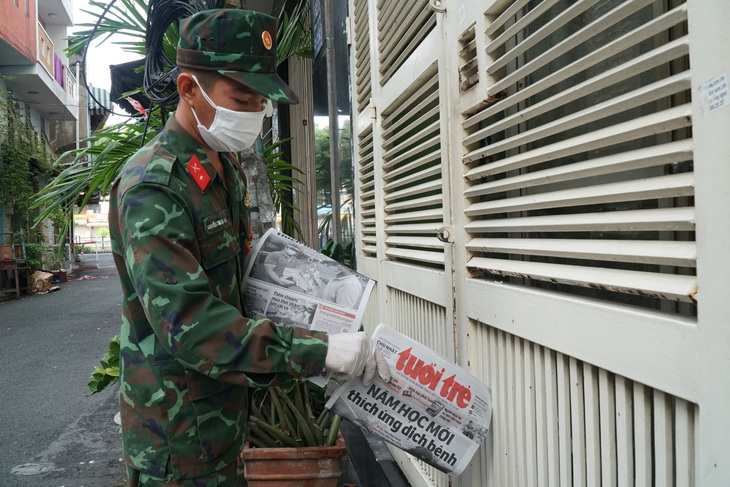 TP.HCM phát báo đến 312 xã, phường: Quà an sinh tinh thần trong đợt giãn cách - Ảnh 4.