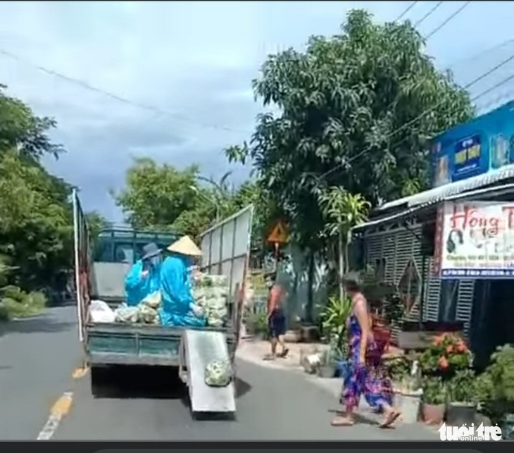 Ý kiến trái chiều clip xe tải vừa chạy vừa ‘xả’ rau, củ từ thiện cho bà con - Ảnh 1.