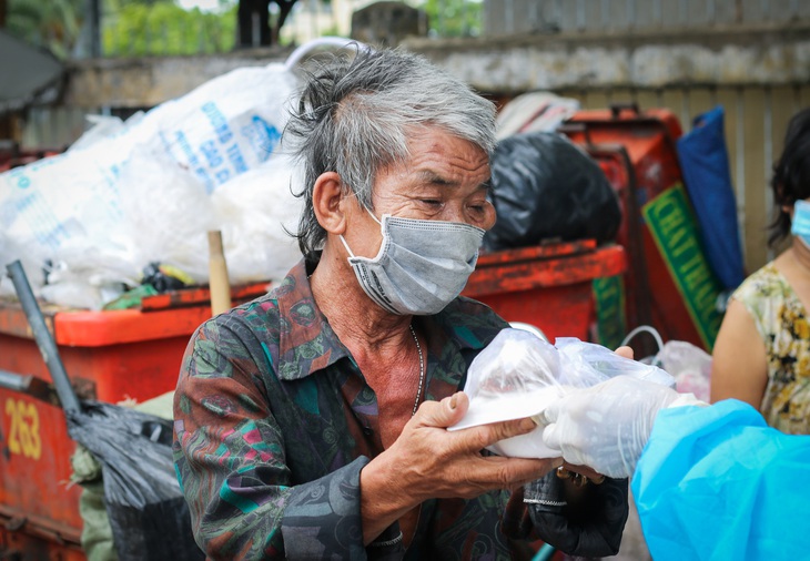 Võ sư 1 chân chở cơm khắp các nẻo đường phát cho những người nghèo thành phố - Ảnh 7.