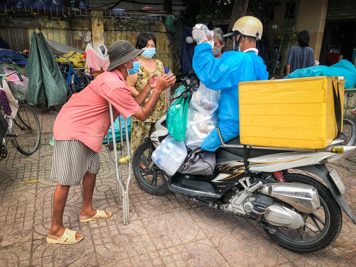 Võ sư 1 chân chở cơm khắp các nẻo đường phát cho những người nghèo thành phố - Ảnh 1.