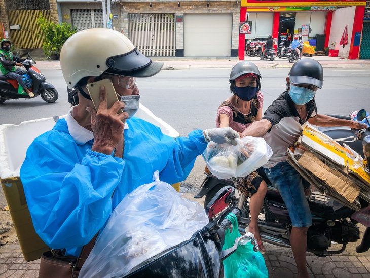 Võ sư 1 chân chở cơm khắp các nẻo đường phát cho những người nghèo thành phố - Ảnh 8.