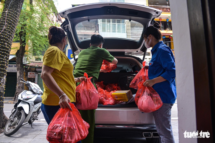 Những người thầm lặng giúp nhau qua mùa dịch - Ảnh 2.