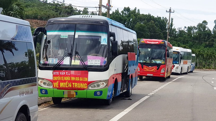 Chuyến xe nghĩa tình nào được chở người rời khỏi vùng có dịch? - Ảnh 1. Chuyến xe nghĩa tình nào được chở người rời khỏi vùng có dịch? - Ảnh 1.