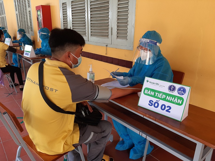 Cần Thơ tiêm vắc xin cho hàng trăm nhân viên bán hàng, giao hàng - Ảnh 1. Cần Thơ tiêm vắc xin cho hàng trăm nhân viên bán hàng, giao hàng - Ảnh 1.