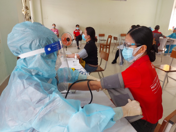 Cần Thơ tiêm vắc xin cho hàng trăm nhân viên bán hàng, giao hàng - Ảnh 2. Cần Thơ tiêm vắc xin cho hàng trăm nhân viên bán hàng, giao hàng - Ảnh 2.