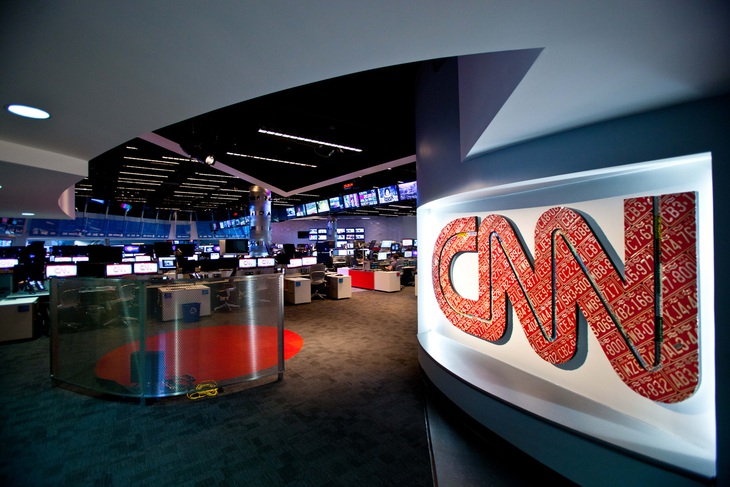 CNN sa thải 3 nhân viên không tiêm vắc xin COVID-19 - Ảnh 1.