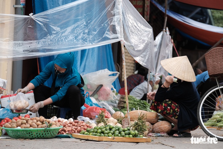 Hà Nội: Chợ đầu mối đóng cửa, tiểu thương gặp khó, giá thực phẩm tăng - Ảnh 1.