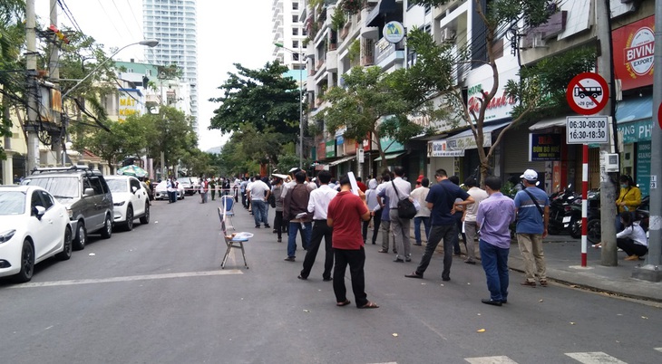 Tình nguyện viên điểm tiêm vắc xin dương tính: Gần 1.000 người liên quan có kết quả âm tính - Ảnh 1. Tình nguyện viên điểm tiêm vắc xin dương tính: Gần 1.000 người liên quan có kết quả âm tính - Ảnh 1.