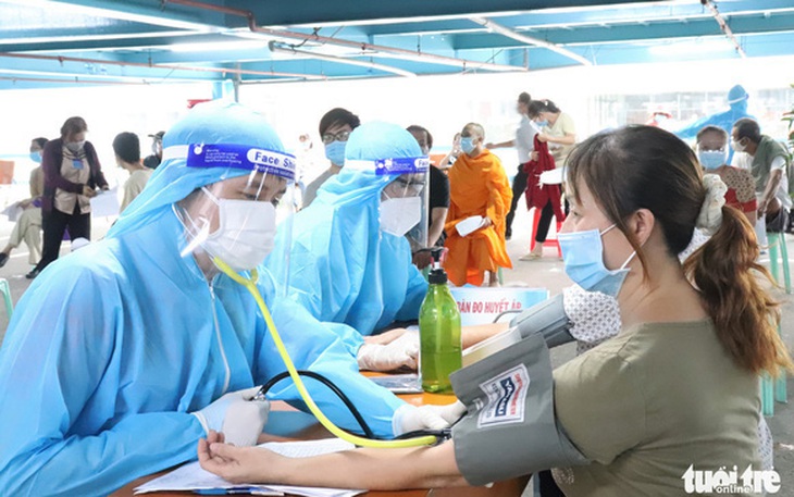 HỎI - ĐÁP về dịch COVID-19: Tăng huyết áp, mắc bệnh tim mạch có nên tiêm vắc xin ngừa COVID-19?