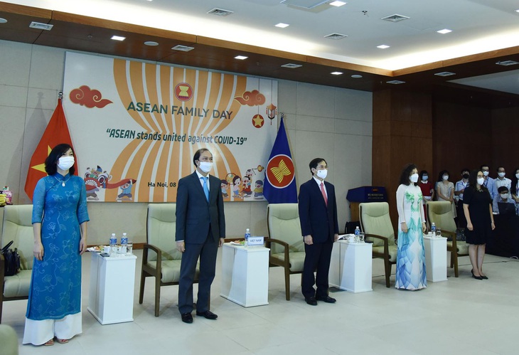 Kỷ niệm 54 năm thành lập ASEAN, Bộ Ngoại giao tổ chức lễ chào cờ đặc biệt - Ảnh 2. Kỷ niệm 54 năm thành lập ASEAN, Bộ Ngoại giao tổ chức lễ chào cờ đặc biệt - Ảnh 2.