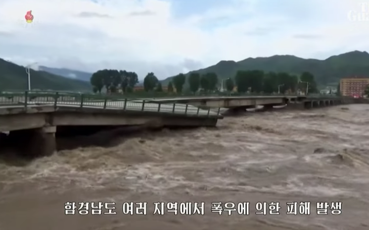 Ông Kim Jong Un thăm hỏi các trẻ em Triều Tiên sơ tán từ vùng lũ lụt - Ảnh 2.