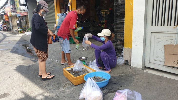 Người dân TP.HCM cải tạo sân vườn, quán ăn thành điểm bán hàng dã chiến, siêu thị mini - Ảnh 5.