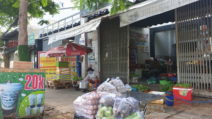 Người dân TP.HCM cải tạo sân vườn, quán ăn thành điểm bán hàng dã chiến, siêu thị mini - Ảnh 4.