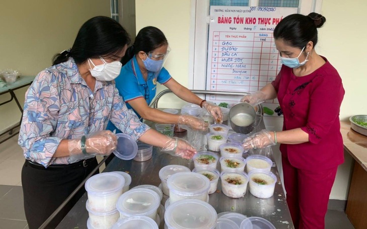 Ngàn tấm lòng trong 10.000 phần cháo nóng