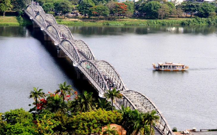 Cấm xe qua cầu Trường Tiền vào ban đêm để đại tu, sơn lại kết cấu thép - Ảnh 2.