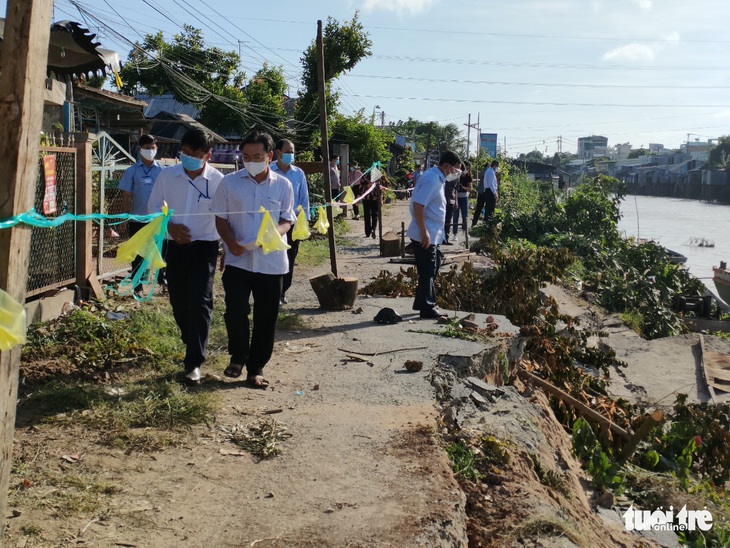 Hơn 500m bờ kênh Cây Dương liên tiếp sụt lún, sạt lở nghiêm trọng - Ảnh 1.