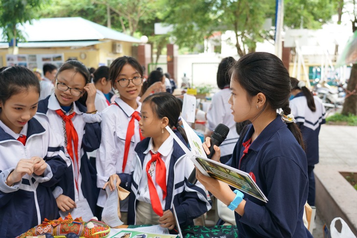 Cô bé không bóng bay ngày khai trường viết tiếp giấc mơ vì môi trường - Ảnh 1.