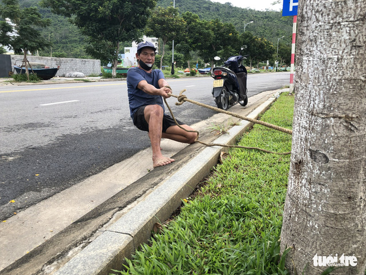 Đà Nẵng cho ngư dân ra ngoài di dời tàu thuyền tránh bão - Ảnh 1.