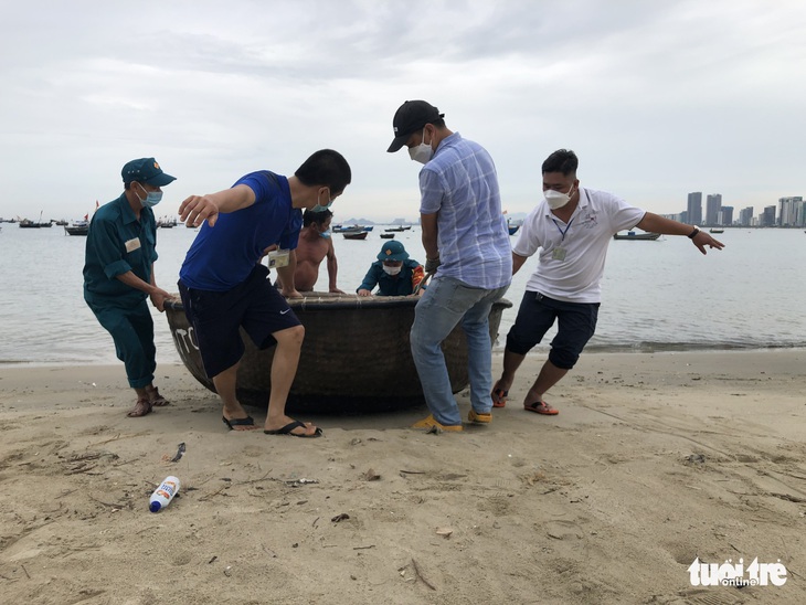 Đà Nẵng cho ngư dân ra ngoài di dời tàu thuyền tránh bão - Ảnh 2.