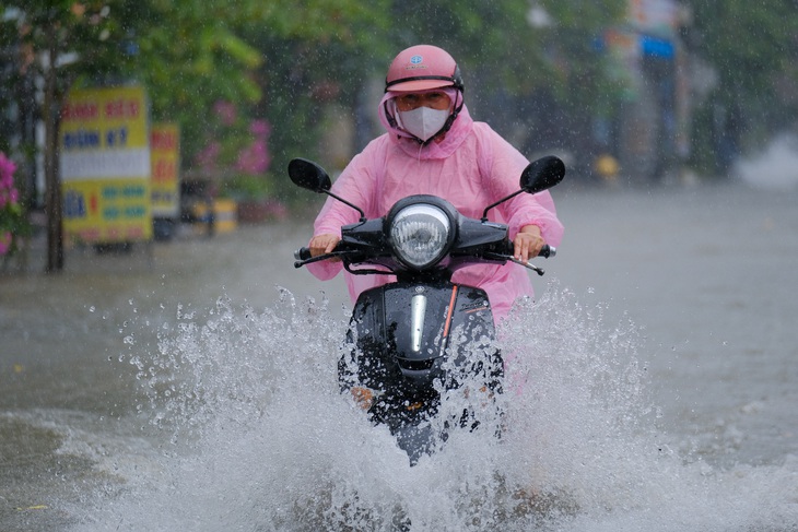 Miền Trung mưa lớn 10 ngày liền, TP.HCM triều cường mạnh lúc rạng sáng và chiều tối - Ảnh 1.