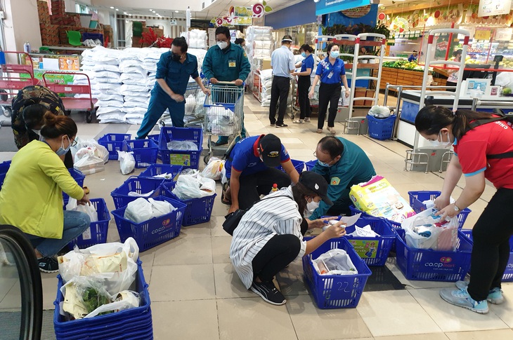 Đơn hàng bán lẻ tăng mạnh, siêu thị lo thiếu hụt nhân sự, giao hàng gặp khó - Ảnh 1.