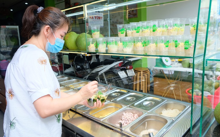 Sau 1 tuần cho bán mang đi, hàng quán vẫn thưa thớt