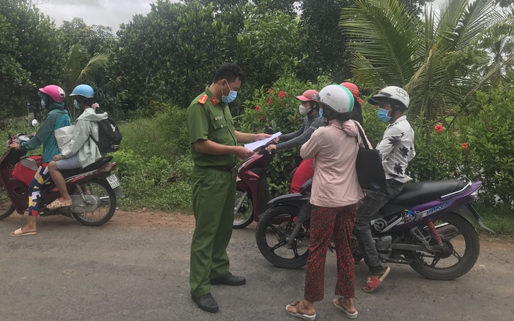 Long An: Người tiêm 2 mũi vắc xin được đi lại trong vùng giãn cách theo chỉ thị 15