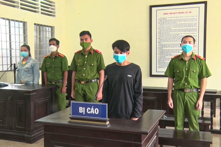 Xách dao, búa chém lực lượng ở chốt, nhận án 4,5 năm tù - Ảnh 1. Xách dao, búa chém lực lượng ở chốt, nhận án 4,5 năm tù - Ảnh 1.