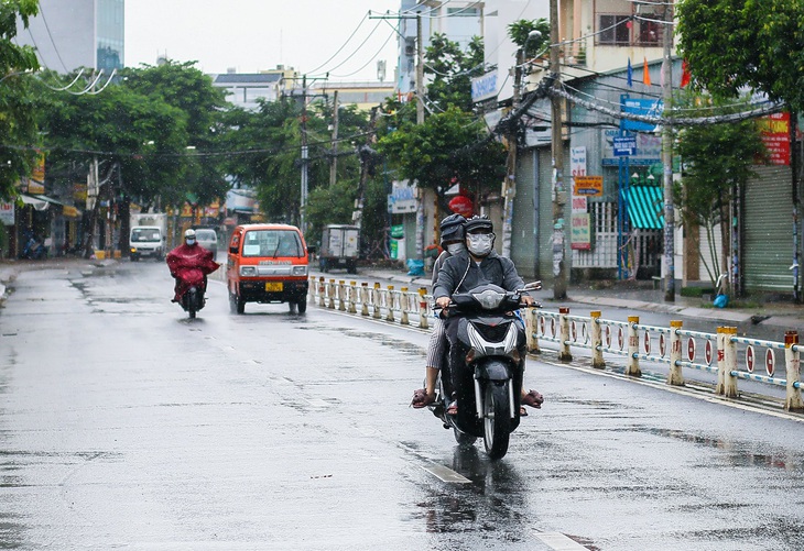 Áp thấp suy yếu vẫn gây mưa lớn, miền Nam đề phòng mưa đá, lốc