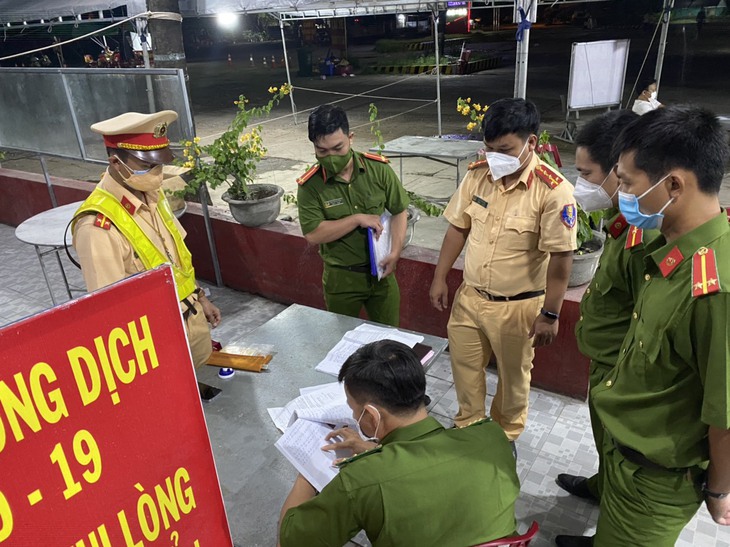 Bình Thuận sẽ hỗ trợ những người lỡ thông chốt trong thùng đông lạnh về quê - Ảnh 1.