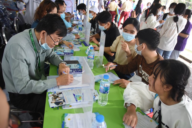 Mở ‘cánh cửa muôn màu’ tiếp sức sinh viên khó khăn học đại học - Ảnh 1.