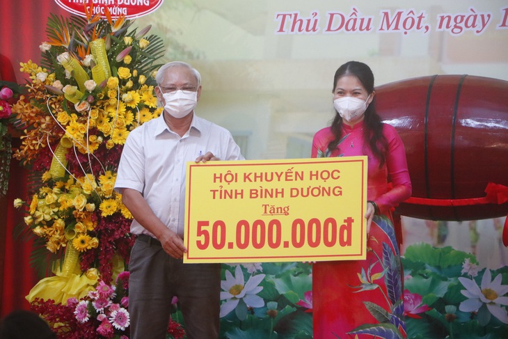 500.000 học sinh Bình Dương nhập học trực tuyến, 150.000 học sinh Hà Tĩnh trở lại trường học - Ảnh 2.