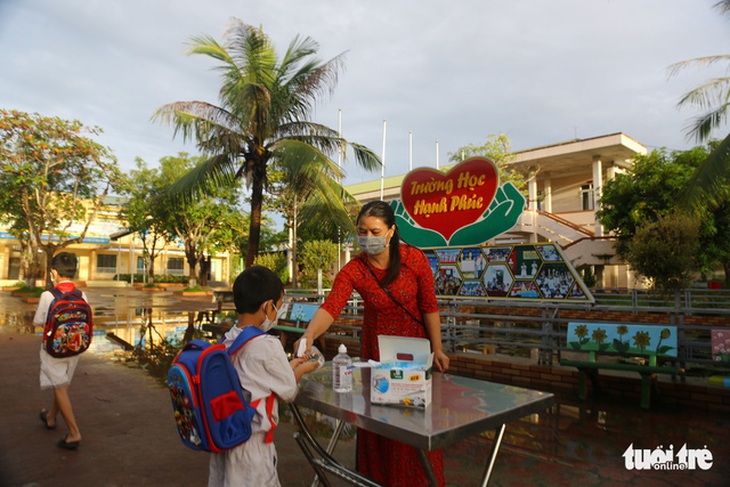 500.000 học sinh Bình Dương nhập học trực tuyến, 150.000 học sinh Hà Tĩnh trở lại trường học - Ảnh 4.