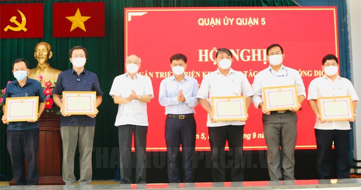 Hai phường ở quận 5 hoàn thành tiêm mũi 2 cho 100% người trên 18 tuổi - Ảnh 1.