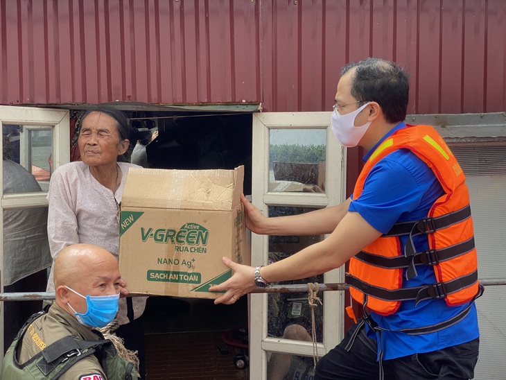 Chạy xuồng hơi đến tặng quà cho người dân làng chài ven sông Hồng - Ảnh 2. Chạy xuồng hơi đến tặng quà cho người dân làng chài ven sông Hồng - Ảnh 2.