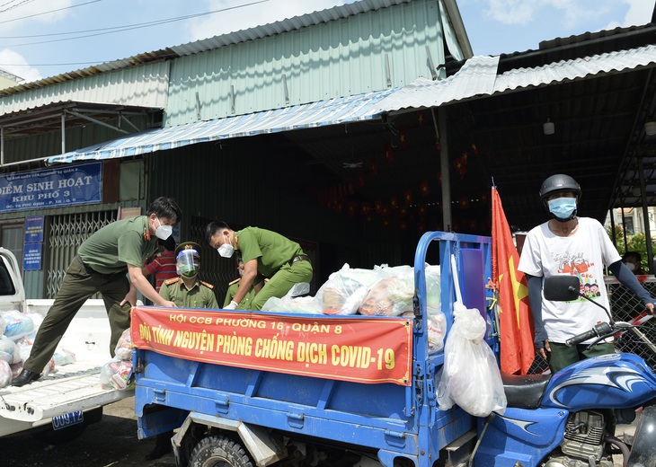 3.500 phần quà đến các khu nhà trọ ở quận 8 - Ảnh 3.