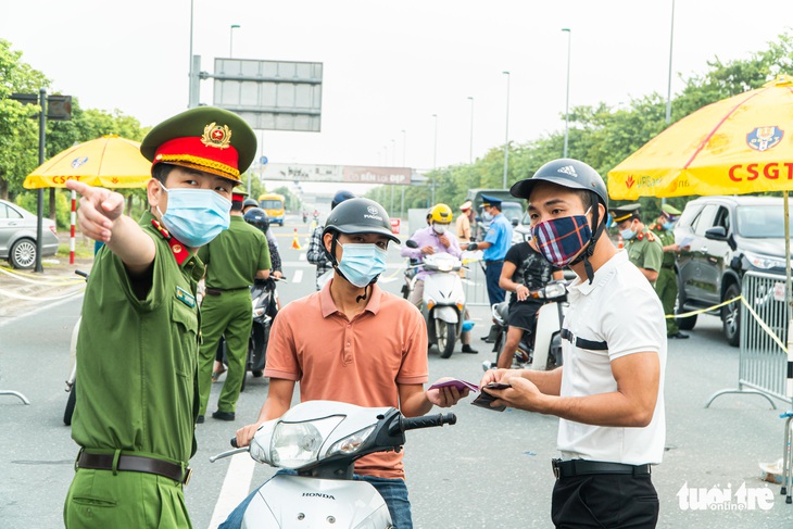 19 quận, huyện Hà Nội ‘nới’ giãn cách, dân ra - vào thủ đô ra sao? - Ảnh 1.