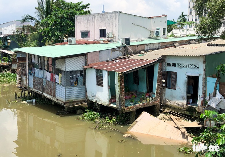 Sạt lở rạch cầu Giồng Ông Tố: Nghe tiếng rào rào, nhà bếp, nhà tắm sụp xuống rạch - Ảnh 1.