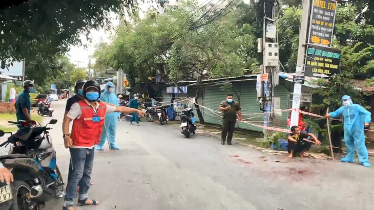 Người đàn ông bị chém đứt bàn tay đang hồi phục, tài xế ô tô chở F0 bị khởi tố - Ảnh 2. Người đàn ông bị chém đứt bàn tay đang hồi phục, tài xế ô tô chở F0 bị khởi tố - Ảnh 2.