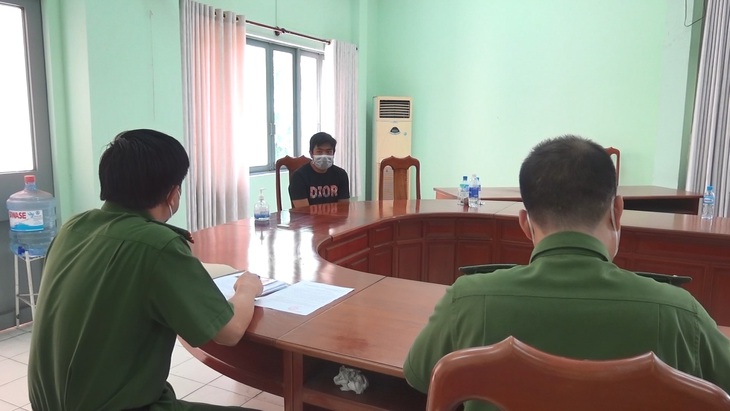 Người đàn ông bị chém đứt bàn tay đang hồi phục, tài xế ô tô chở F0 bị khởi tố - Ảnh 1. Người đàn ông bị chém đứt bàn tay đang hồi phục, tài xế ô tô chở F0 bị khởi tố - Ảnh 1.
