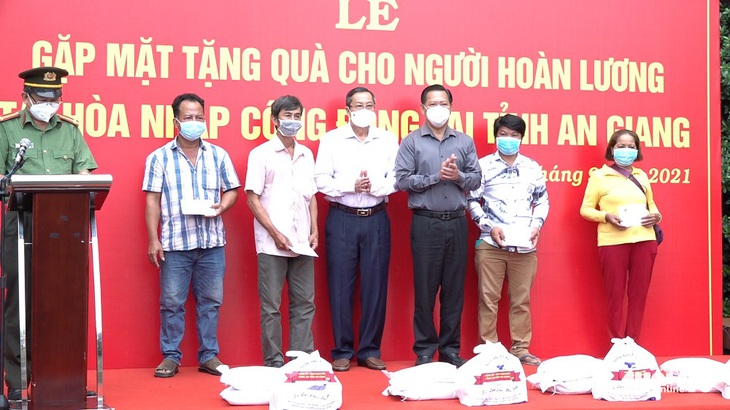 An Giang tổ chức gặp mặt, tặng 471 phần quà cho người hoàn lương tái hòa nhập cộng đồng - Ảnh 2.