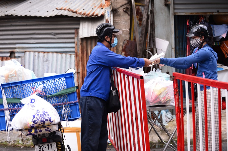 Nhiều shipper chạy hết công suất, vẫn khó đặt được đơn hàng do ít tài xế  - Ảnh 1.