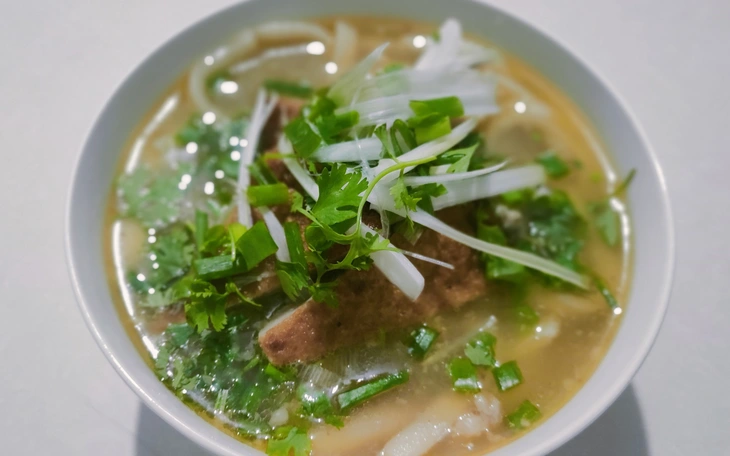 Nước hầm xương có giúp bổ xương khớp, bổ sung collagen đẹp da? - Ảnh 2.