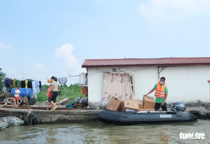 Chở máy tính, máy tính bảng, quà Trung thu đến cho trẻ em nghèo làng chài sông Hồng - Ảnh 2.